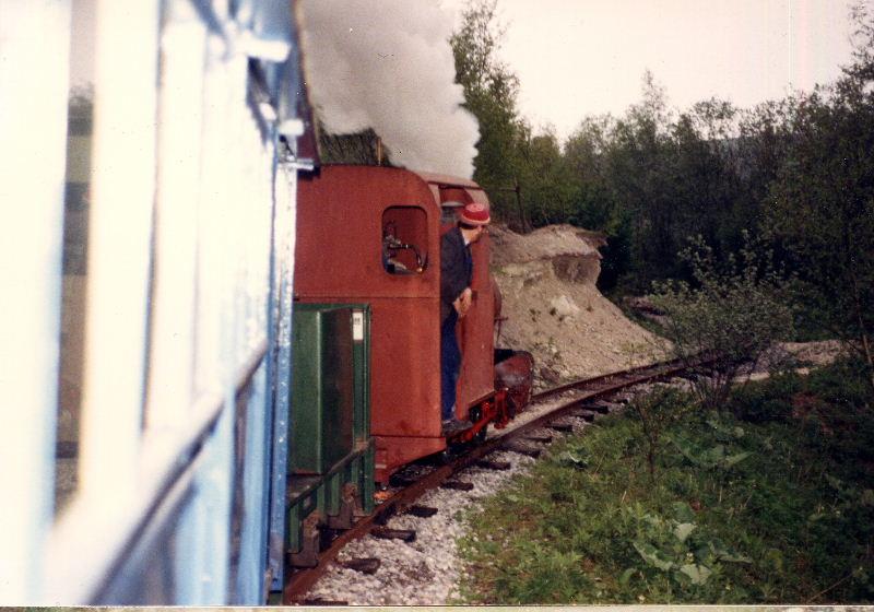 decauville-oxide-2.jpg - The Decauville climbs the line with the pasenger train; inclusion of the Hudson Hunslet was to provide the necessary air-braking required for passenger working.