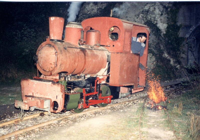 decauville-oxide-3.jpg - The fire is thrown out after a succesful test steaming. The loco is still in red-oxide primer and the side tanks have still to be fitted. However, the well tank between the frames had enough capacity for the test.