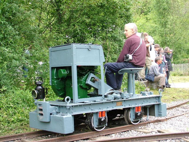 lb52610-76.jpg - The Moseley one - L52610. Very smart. Makes a change from green!