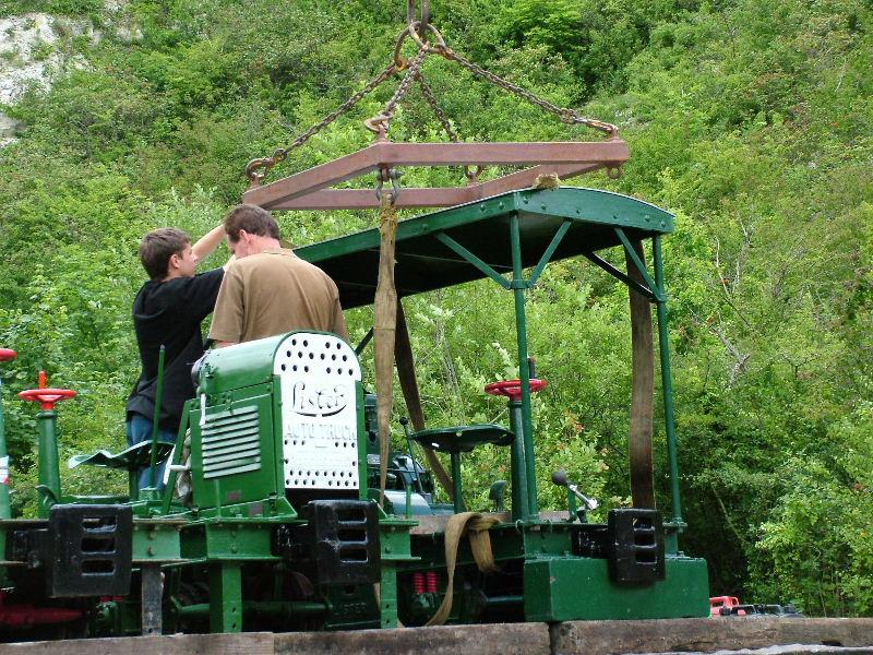 listerunload07.jpg - The canopy on L42494 was protected during lifting by this spreader which held the strops apart to prevent crushing.