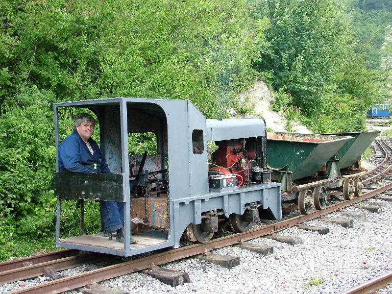 thakeham4-he3653-56.jpg - Mark makes yet another trip up the cliffside line.
