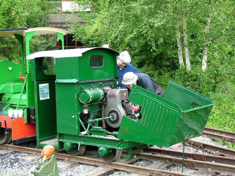 thakehambonnetup16.jpg - Meanwhile over on the cliffside line, Peter Smith seems to be having a little grief with his Thakeham Tiles loco (No.5).